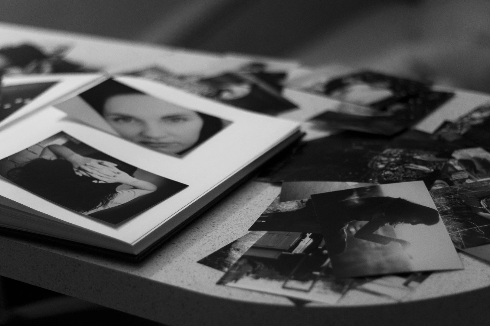 Albúm de fotografias preto e branco
